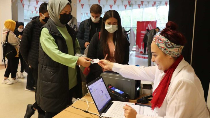Öğrenciler kent kartlarını kampüsten alabiliyor