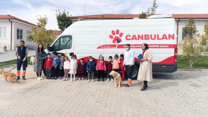 Öğrencilerden Büyükşehir Belediyesi Hayvan Barınağına ziyaret