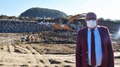 Şehit Mezarlığı’nın duvarları örülüyor