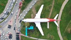 Şehrin göbeğindeki dev uçağı gören dönüp bir daha bakıyor