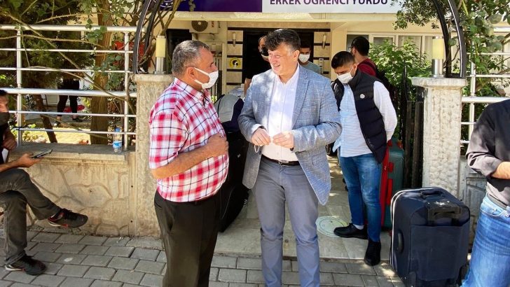 Spor İl Müdürü Fillikçioğlu, yurtlara gelen öğrencileri karşıladı