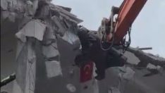 Sultangazi’de yıkım yapan ekiplerin Türk bayrağı hassasiyeti