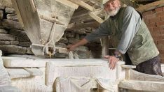 Tarihi su değirmeninin taşları nöbetleşe döndürülüyor