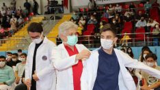 Tıp Fakültesi’nin 360  öğrencisi beyaz önlüklerini törenle giydi