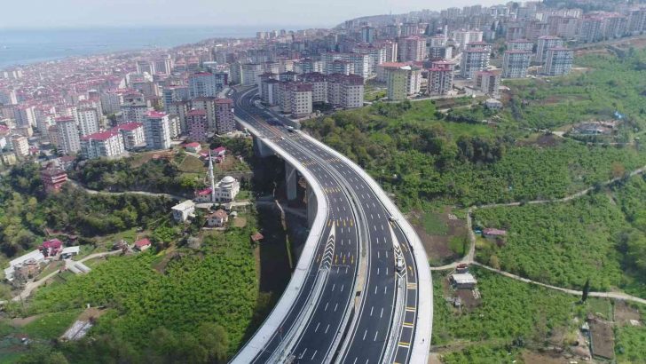 Türkiye’nin en maliyetli şehir içi yolları arasında gösterilen Kanuni Bulvarı’nda çalışmalar sürüyor