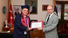 Uzman doktor üç yılda ikinci üniversite diplomasını aldı