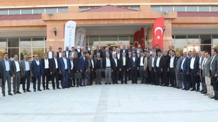 Van Büyükşehir Belediyesinin muhtarlarla buluşma toplantıları sona erdi