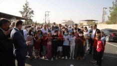 Yol ortasında çocuklarla kurdela kesti