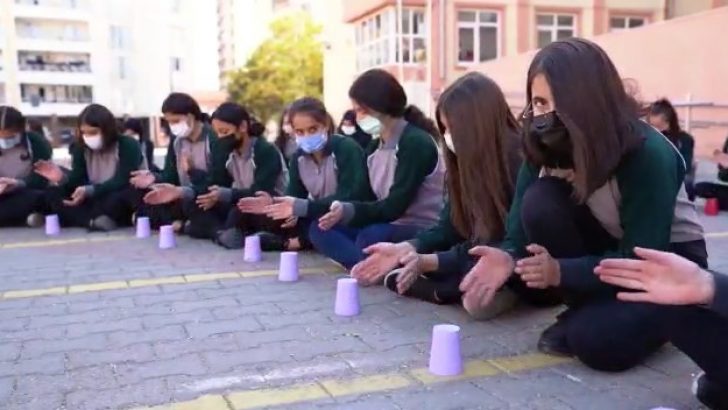 200 öğrenci bardak ritmi ile ‘Uzun İnce Bir Yoldayım’ türküsünü seslendirdi