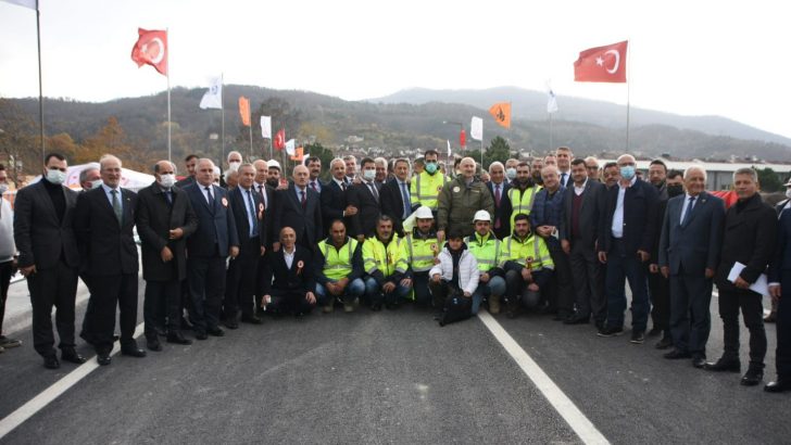 80 günde tamamlanan Ayancık Terminal Köprüsü hizmete açıldı