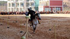 Atlı okçuluk gösterisi izleyenleri mest etti