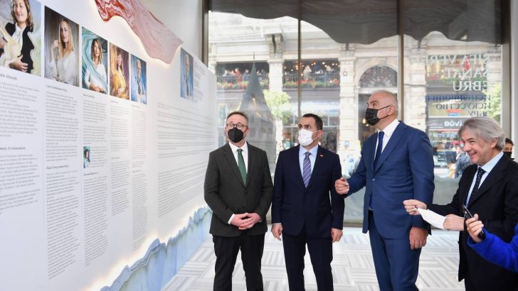 Bakan Ersoy Beyoğlu Belediyesi İstiklal Sanat Galerisi’ni ziyaret etti