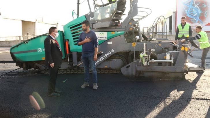 Başkan Beyoğlu, ilk kez asfaltla tanışan caddede çalışmaları denetledi