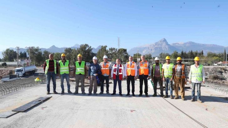 Başkan Böcek Karaman Köprüsü inşaatını inceledi