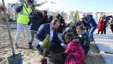 Başkan Bünyamin Demir, Güngören Millet Bahçesi’nde öğrencilerle fidan dikti