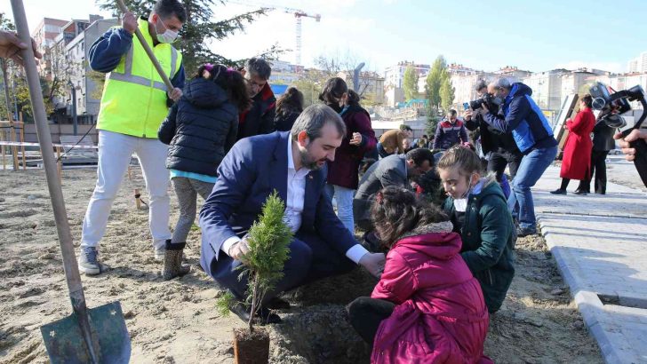 Başkan Bünyamin Demir, Güngören Millet Bahçesi’nde öğrencilerle fidan dikti