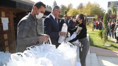 Belediye başkanı öğrencilere eğitim seti hediye etti