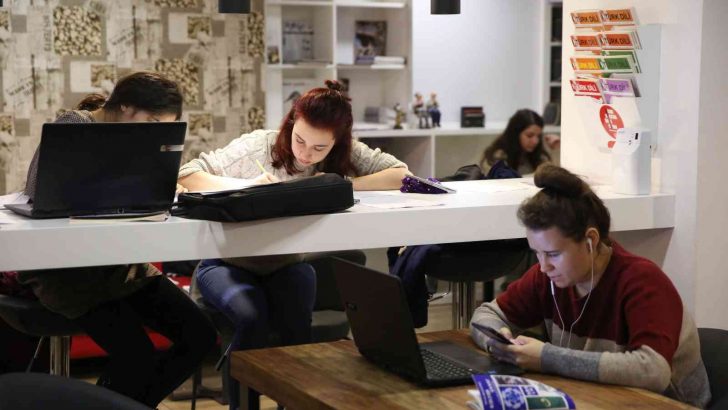 Buca’da gençlik merkezleri üniversitelilerin uğrak noktası oldu