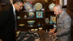 Çini sanatçısı İsmail Yiğit’in eserlerini inceledi