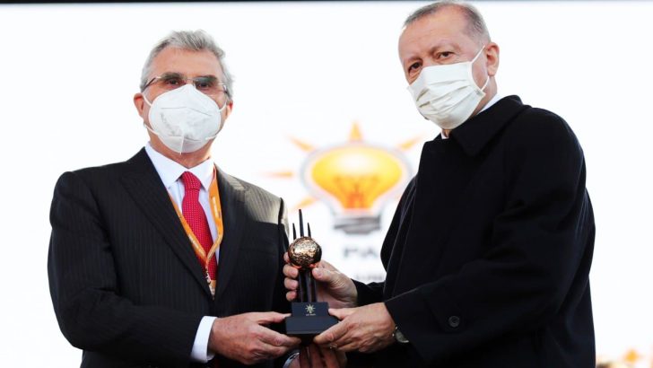 Cumhurbaşkanı Erdoğan, Sakarya’nın gençlik ödülünü Yüce’ye takdim etti