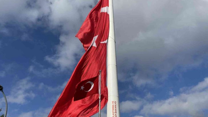 Devasa Türk bayrağı, Türkiye’nin en büyük bayrak direğinde dalgalanıyor