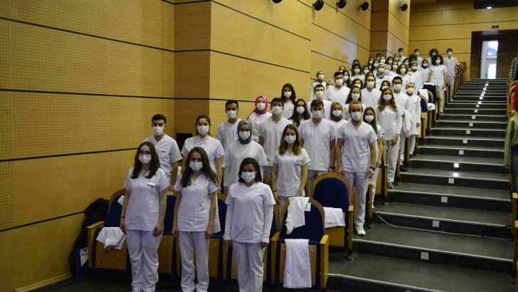 Diş Hekimliği öğrencilerine beyaz önlük giyme töreni yapıldı