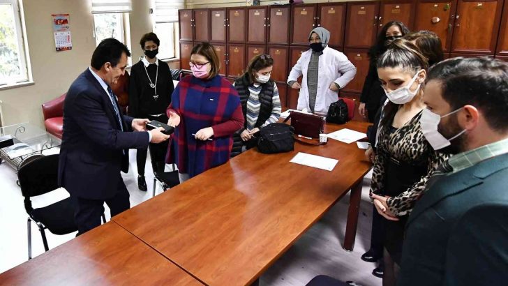 Dündar’dan öğretmenlere anlamlı hediye