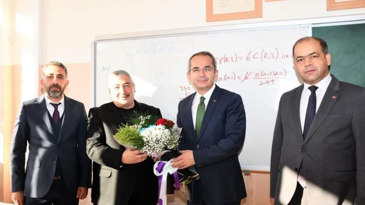 Emekli olan öğretmene son dersinde kaymakamdan sürpriz