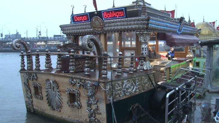 Eminönü’nde balık ekmek tekneleri fırtınadan etkilendi