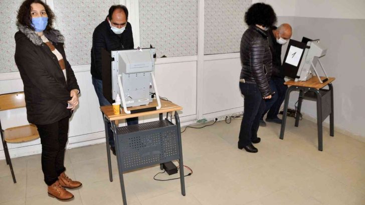 Gaziosmanpaşa’da vatandaşlar Bulgaristan’daki seçimler için sandık başına gitti