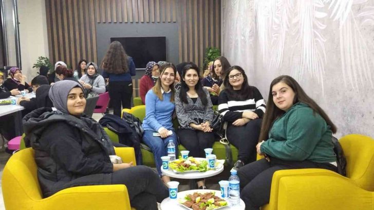 Kadınlar yorgunluklarını çiğköfte etkinliği ile attılar