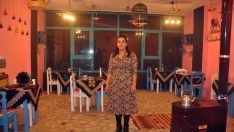 Kafeyi atık malzemelerle süsledi