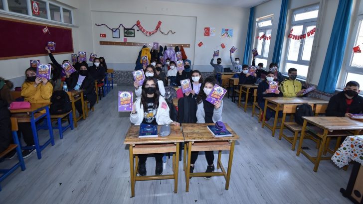 Karatay Belediyesinden öğrencilere “Kariyer Rehberi Planlama” defteri