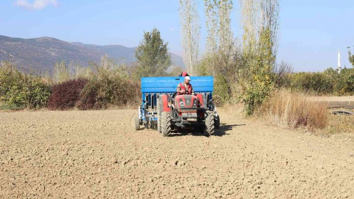 Konya Büyükşehir’den sarımsak yetiştiricisine makine desteği