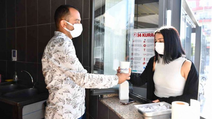 Konyaaltı’ndan öğrencilere ücretsiz çorba ve çay ikramı