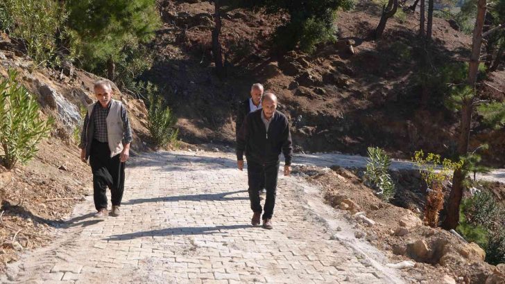 Kozan’da kırsal mahallelerde yollara parke taşı döşeniyor