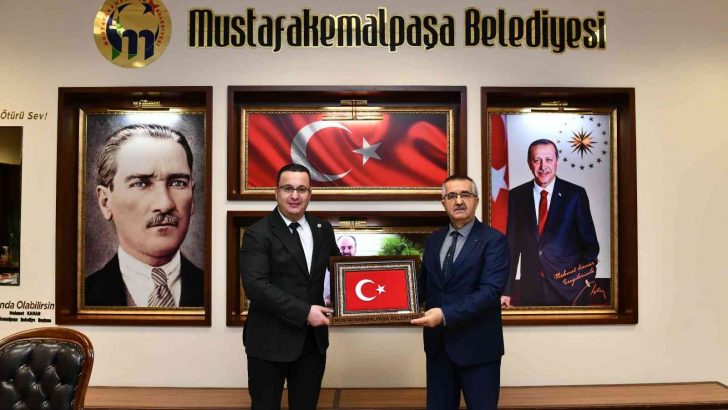 Oğlunun hatırasını yaşatmak için binlerce fidanı toprakla buluşturan öğretmene anlamlı sürpriz