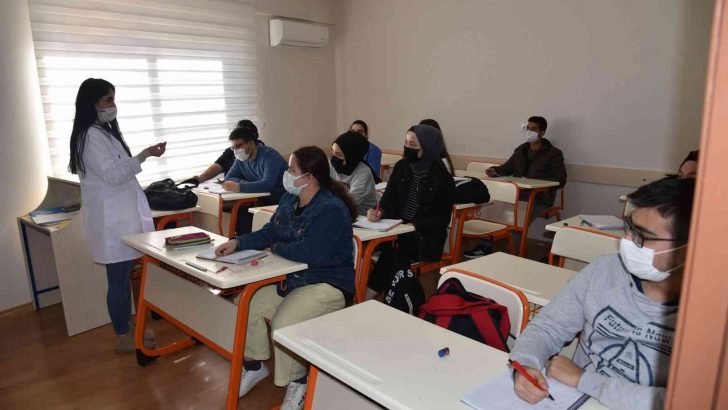 Öğrenciler YEGEM ile sınavlara hazırlanıyor