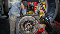 Oto lastikçilerde kış mesaisi başladı