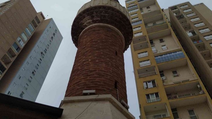 (Özel) Gökdelenlerin gölgesinde 700 yıllık en küçük cami
