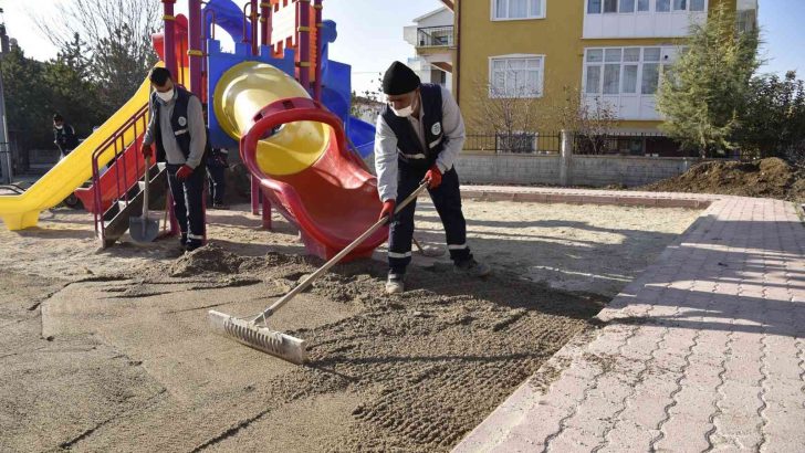 Selçuklu’da 71 çocuk parkının kumu değişti