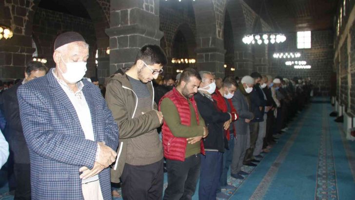 Sezai Karakoç için memleketi Diyarbakır’da gıyabi cenaze namazı kılındı