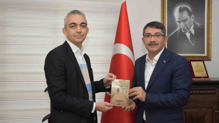 Şiir kitabını Başkan Çelik’e hediye etti