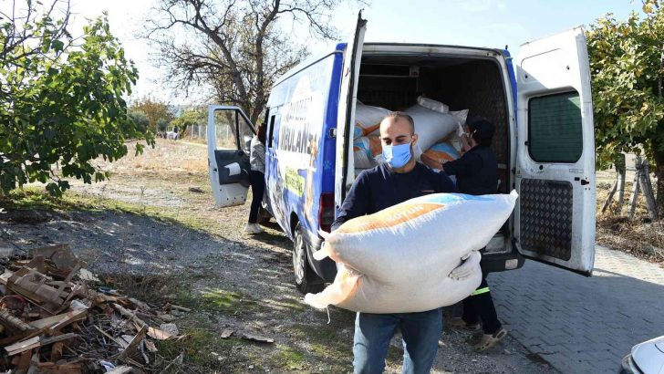 Tarsus Belediyesinden köylülere yem desteği