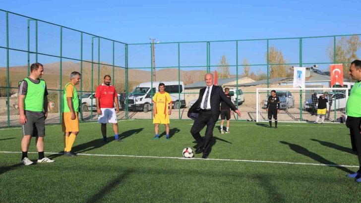 Tuşba Belediyesi semt sahalarının açılışını yapıyor