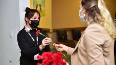Tuzla Belediyesi’nden tıbbi sekreterlere çiçek sürprizi