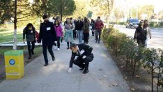 Üniversitenin gönüllüleri kampüsteki atıkları topladı