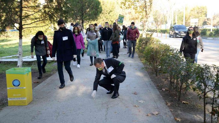 Üniversitenin gönüllüleri kampüsteki atıkları topladı