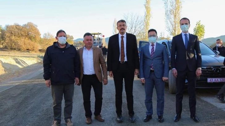 Vali Ali Çelik Gediz’de yol yapım çalışmasını inceledi