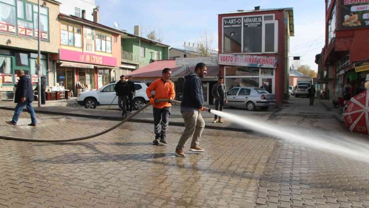 Varto Belediyesinden caddeleri yıkama çalışması